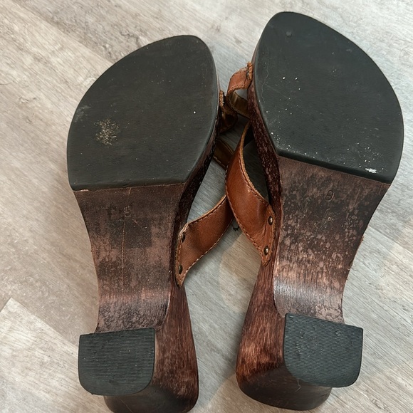 Size 9 2 1/2 in heels - Picture 4 of 6